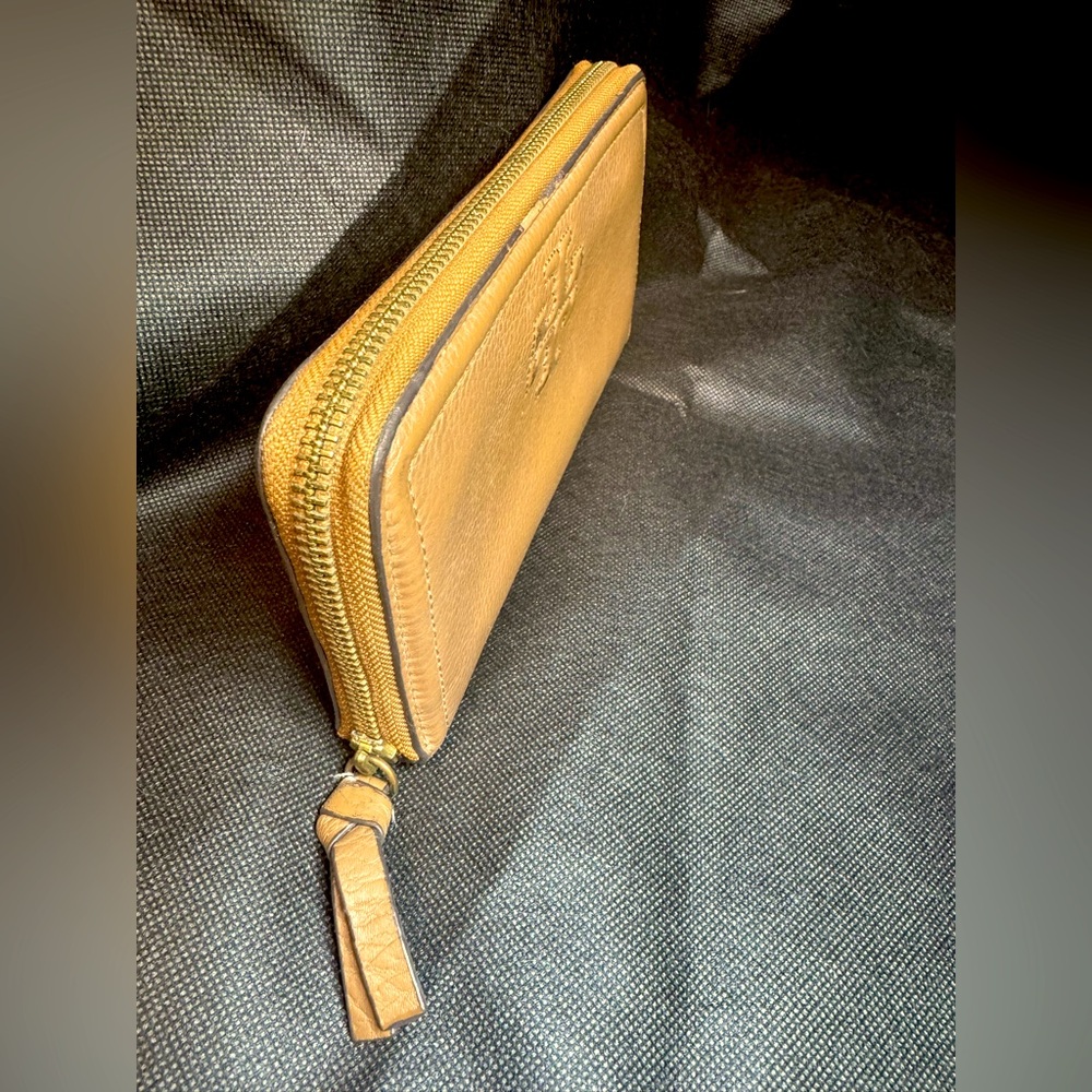 Tory Burch Continental Wallet Thea Zip Pebbled Leather Logo Embossed Tory Burch - Picture 2 of 9
